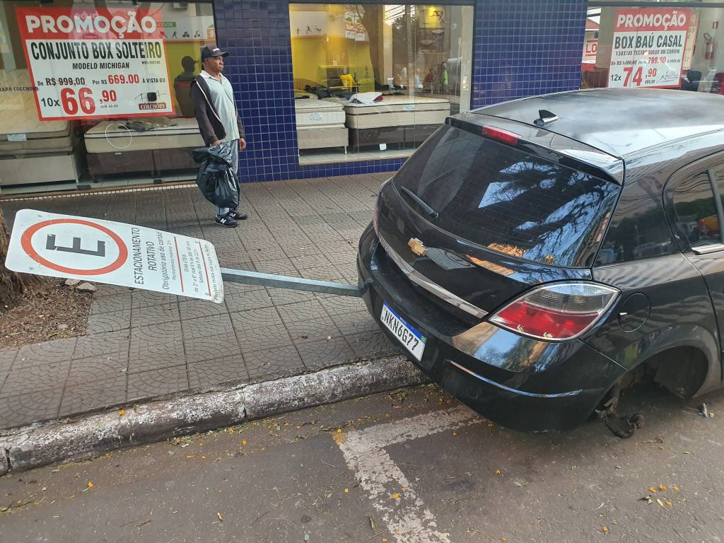 Carro invade semáforo vermelho causando acidente no centro de Maringá