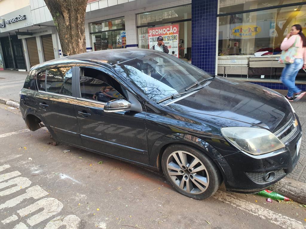 Carro invade semáforo vermelho causando acidente no centro de Maringá