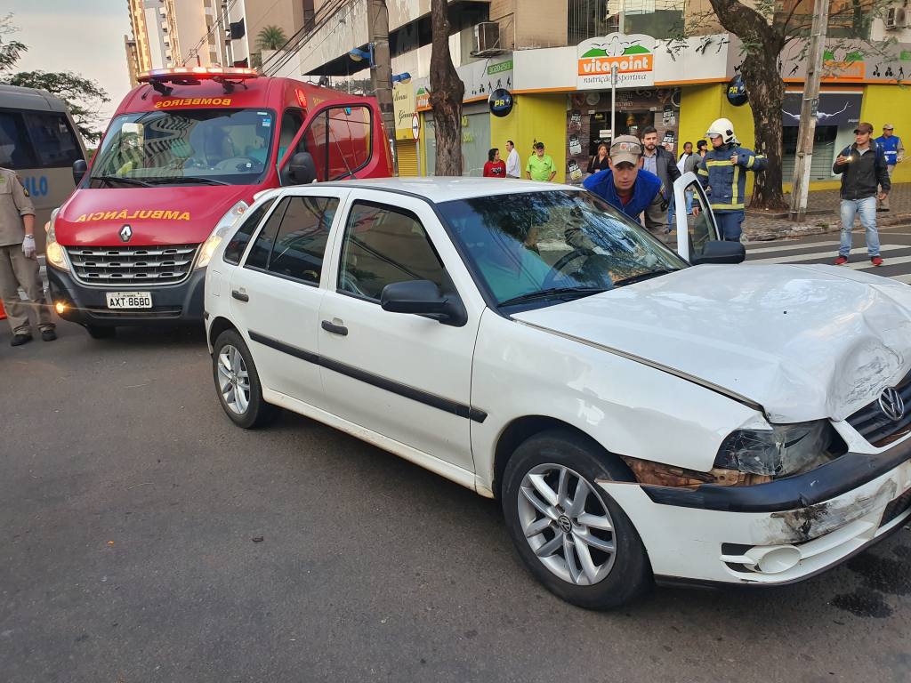 Carro invade semáforo vermelho causando acidente no centro de Maringá