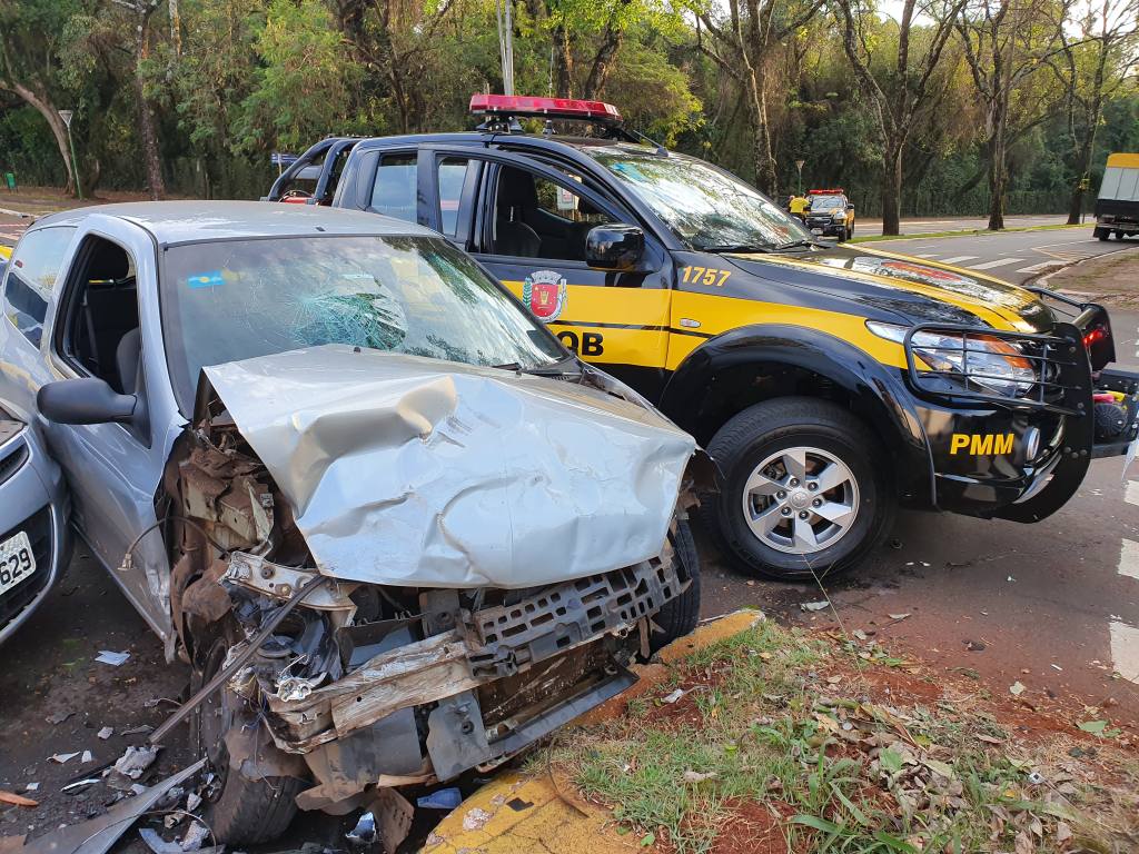 Dois acidentes no mesmo lugar causam ferimentos em quatro pessoas, dois são agentes de trânsito
