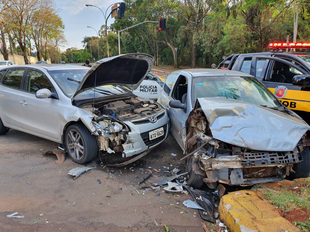 Dois acidentes no mesmo lugar causam ferimentos em quatro pessoas, dois são agentes de trânsito