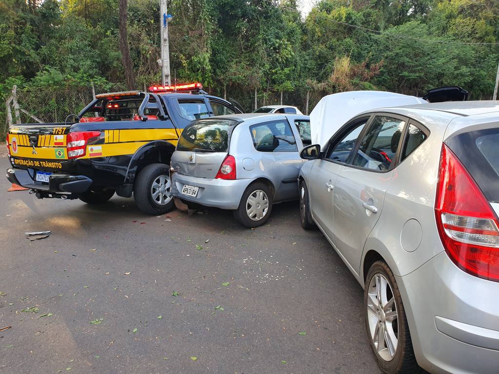 Dois acidentes no mesmo lugar causam ferimentos em quatro pessoas, dois são agentes de trânsito