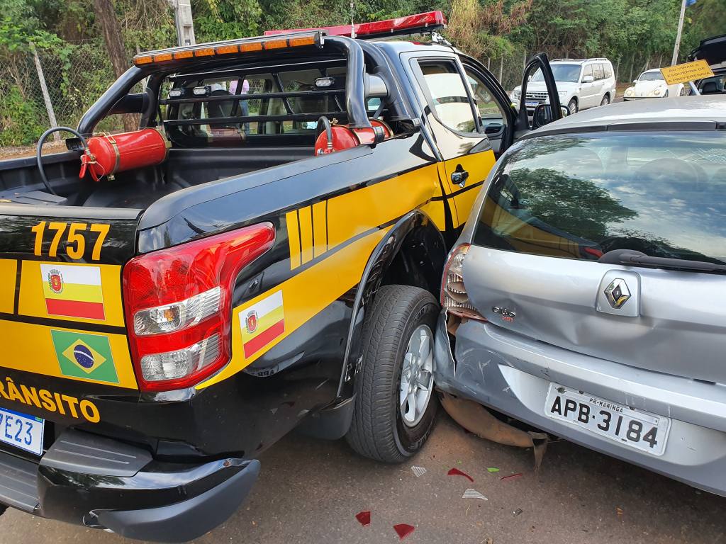 Dois acidentes no mesmo lugar causam ferimentos em quatro pessoas, dois são agentes de trânsito