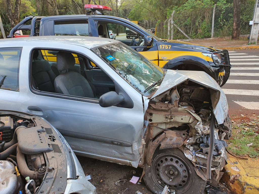 Dois acidentes no mesmo lugar causam ferimentos em quatro pessoas, dois são agentes de trânsito