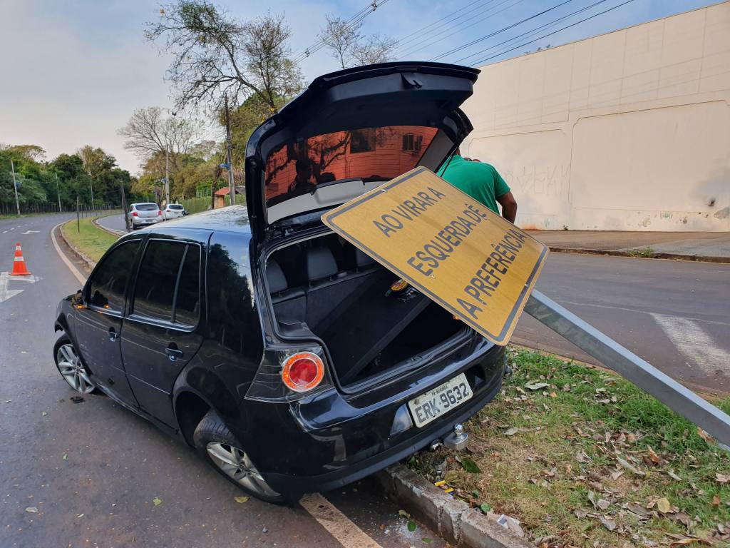 Dois acidentes no mesmo lugar causam ferimentos em quatro pessoas, dois são agentes de trânsito