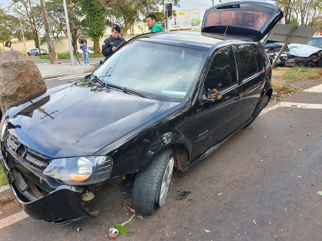 Dois acidentes no mesmo lugar causam ferimentos em quatro pessoas, dois são agentes de trânsito