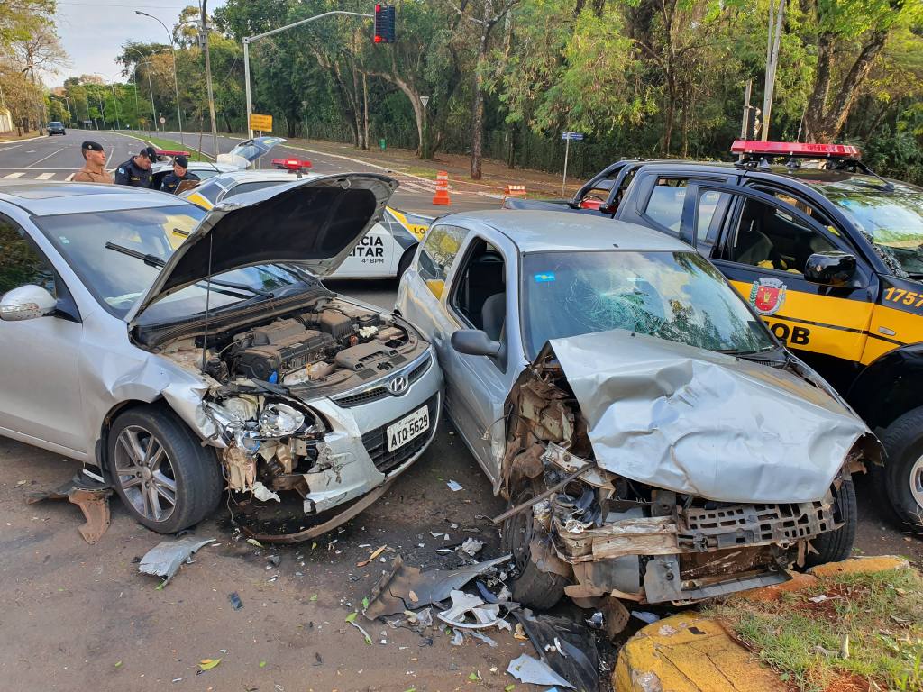 Dois acidentes no mesmo lugar causam ferimentos em quatro pessoas, dois são agentes de trânsito