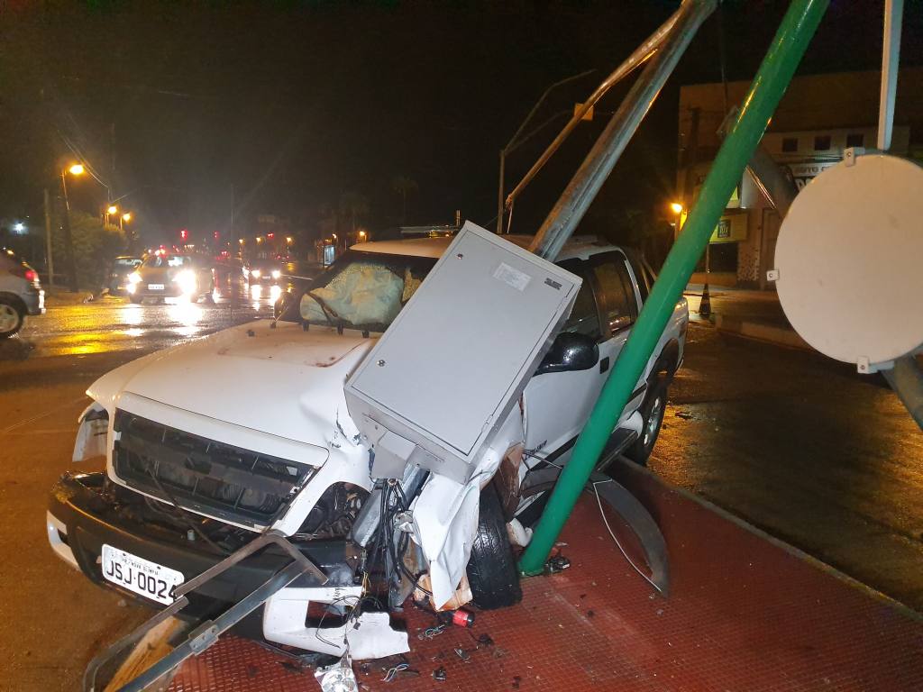 Mulher destrói semáforo e fica ferida em acidente em Maringá