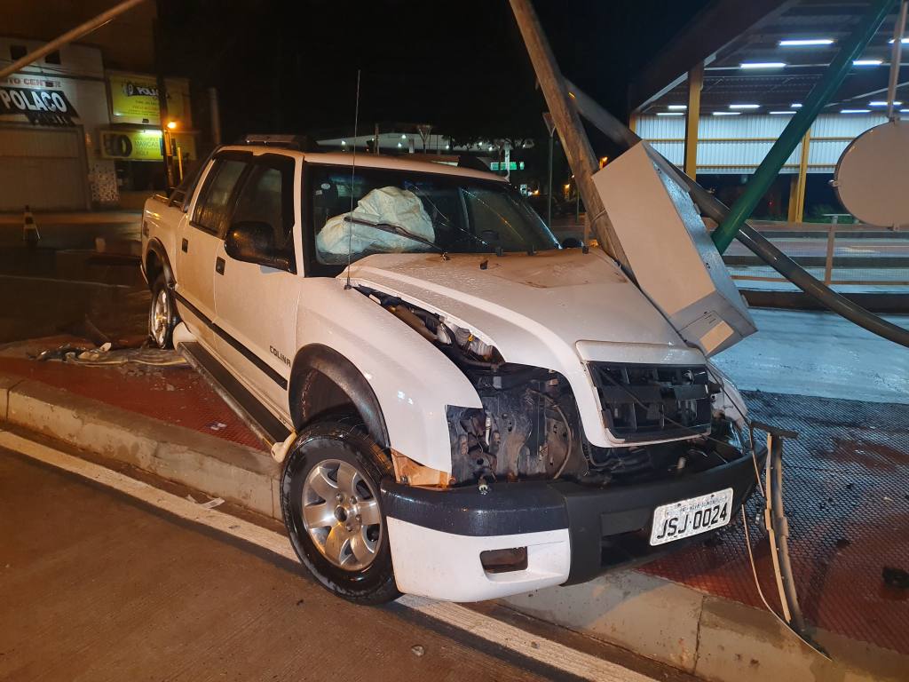 Mulher destrói semáforo e fica ferida em acidente em Maringá