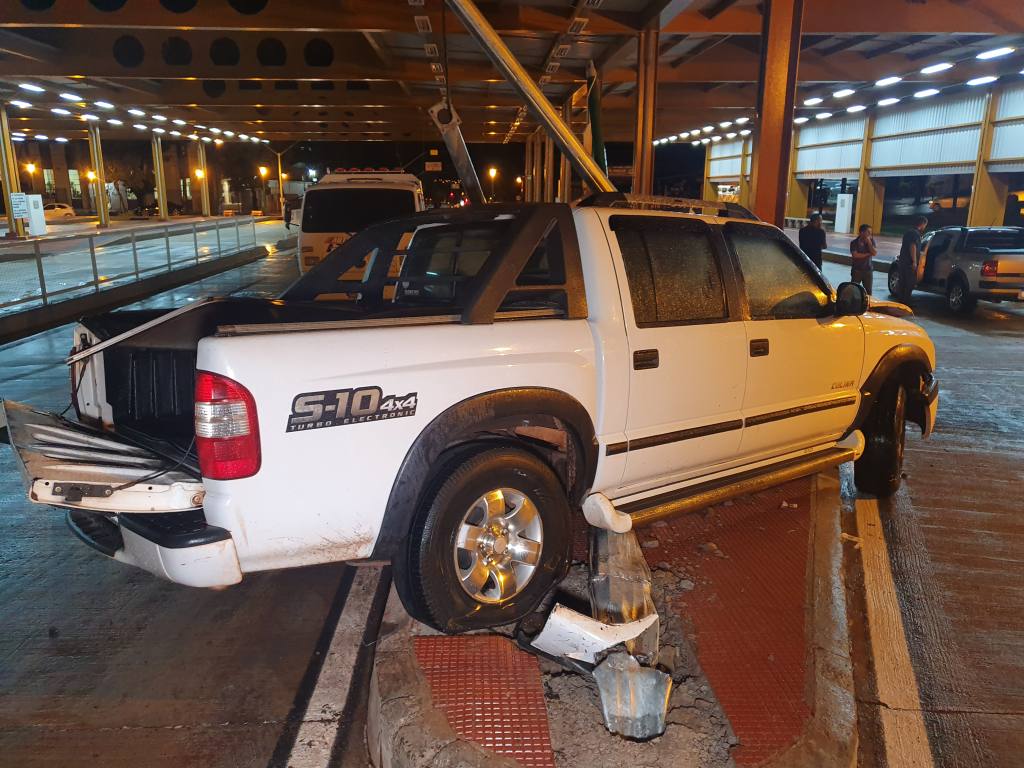 Mulher destrói semáforo e fica ferida em acidente em Maringá