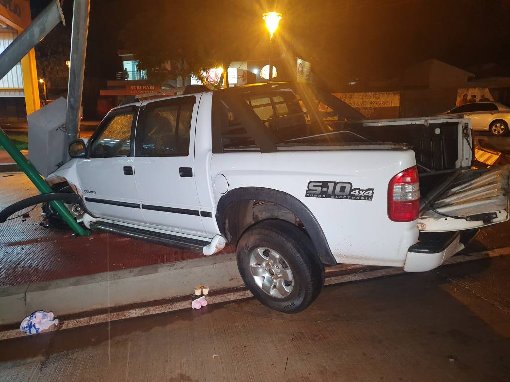 Mulher destrói semáforo e fica ferida em acidente em Maringá