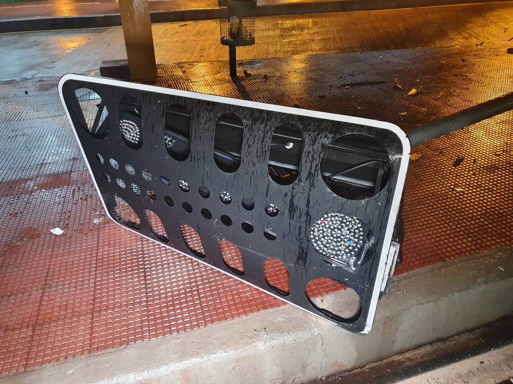 Mulher destrói semáforo e fica ferida em acidente em Maringá