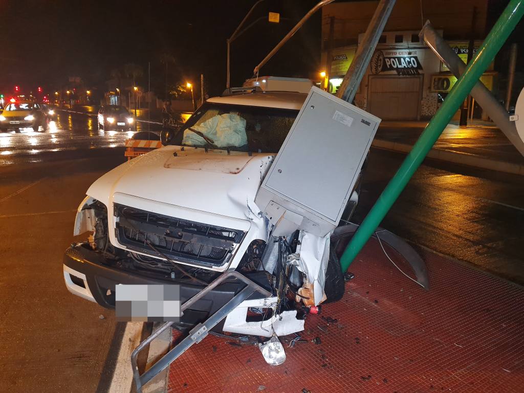 Mulher destrói semáforo e fica ferida em acidente em Maringá