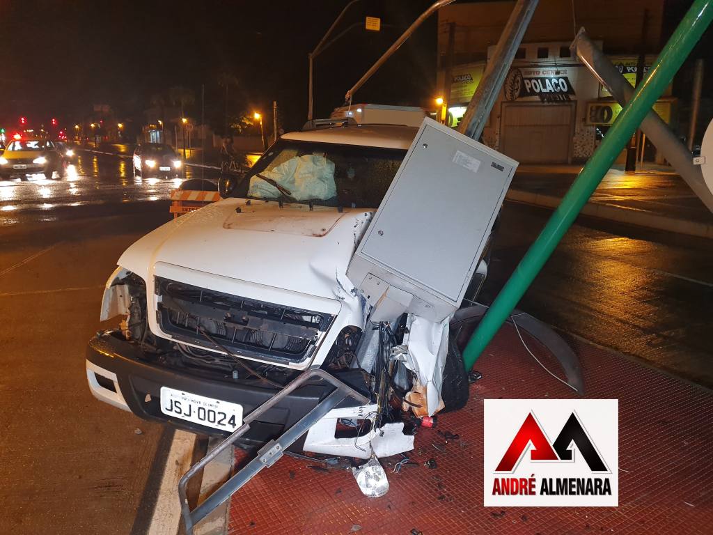 Mulher destrói semáforo e fica ferida em acidente em Maringá