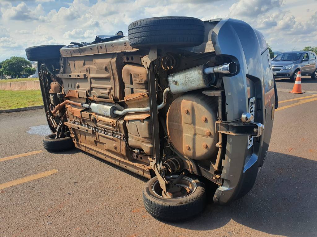 Colisão entre veículos na Avenida Tuiuti deixa um tombado