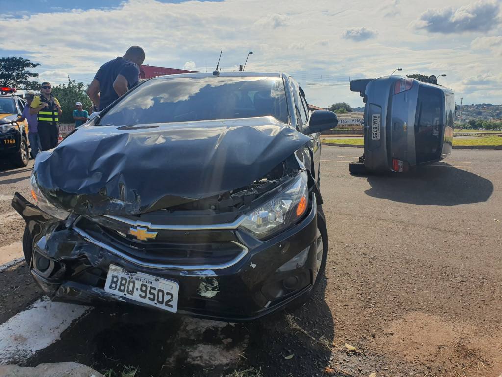 Colisão entre veículos na Avenida Tuiuti deixa um tombado