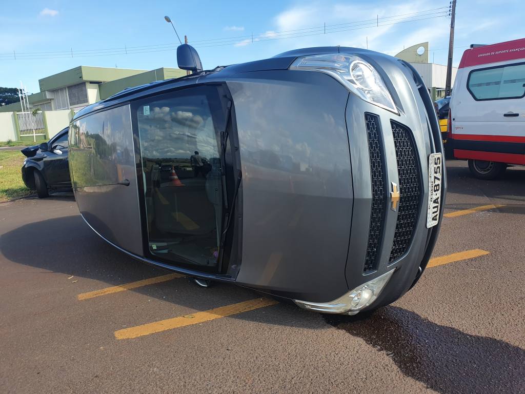 Colisão entre veículos na Avenida Tuiuti deixa um tombado