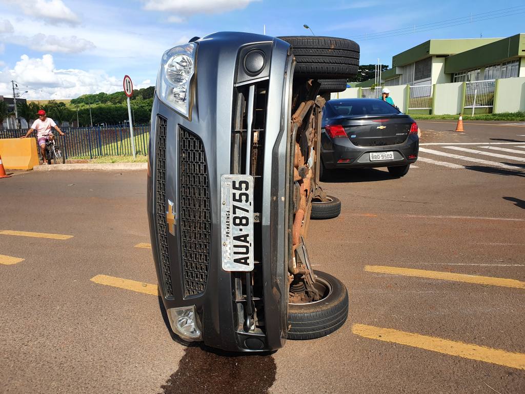 Colisão entre veículos na Avenida Tuiuti deixa um tombado