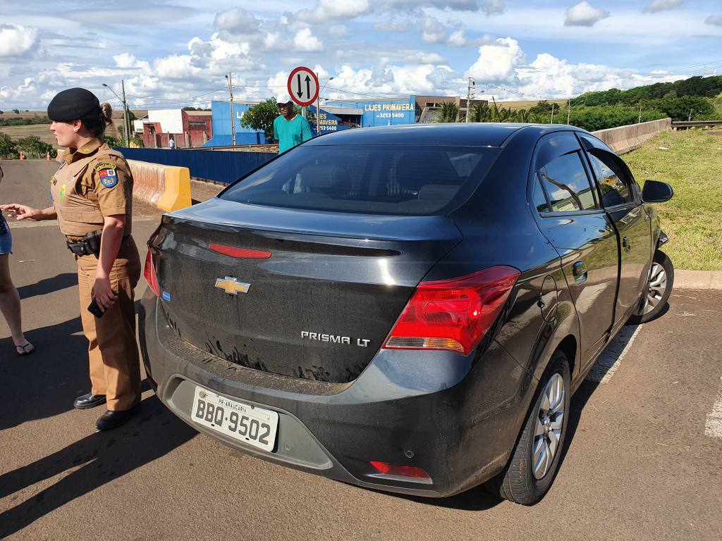 Colisão entre veículos na Avenida Tuiuti deixa um tombado