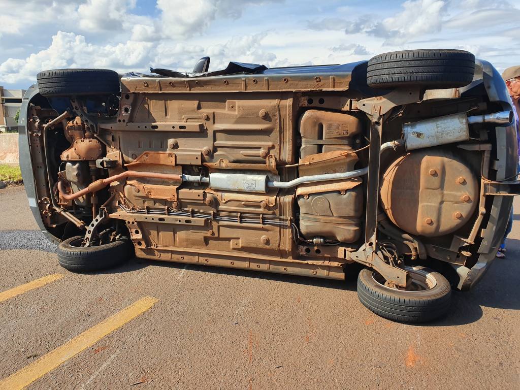 Colisão entre veículos na Avenida Tuiuti deixa um tombado