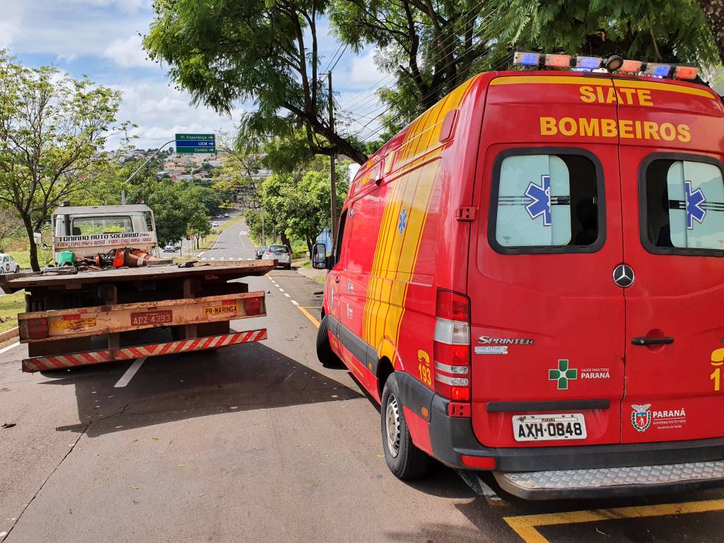 Motociclista é internado na UTI após bater na traseira de caminhão guincho