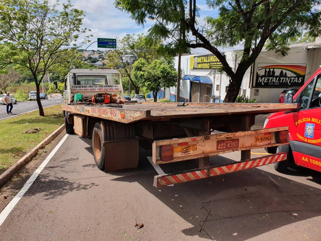 Motociclista é internado na UTI após bater na traseira de caminhão guincho