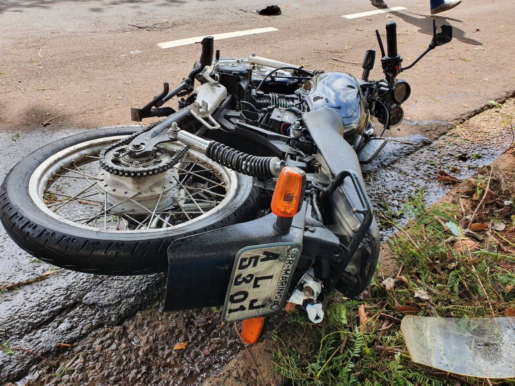 Motociclista é internado na UTI após bater na traseira de caminhão guincho