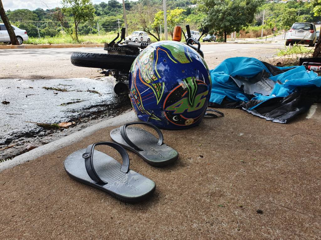 Motociclista é internado na UTI após bater na traseira de caminhão guincho