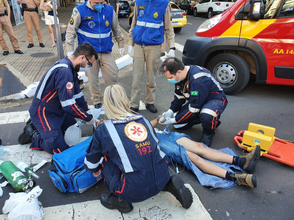 Motociclista de 30 anos é intubado após sofrer acidente no centro de Maringá