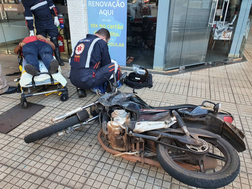 Motociclista de 30 anos é intubado após sofrer acidente no centro de Maringá