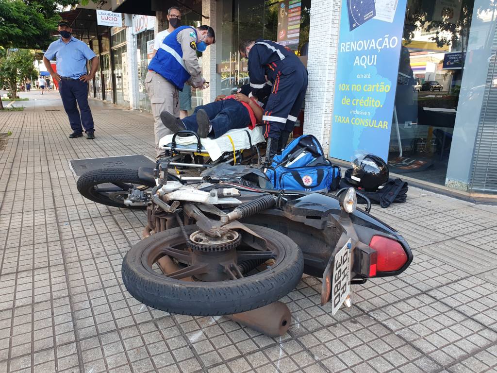 Motociclista de 30 anos é intubado após sofrer acidente no centro de Maringá