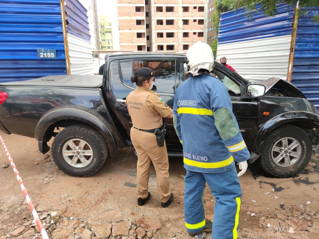 Camionete entra na contramão, bate em outro veículo e colide contra árvore