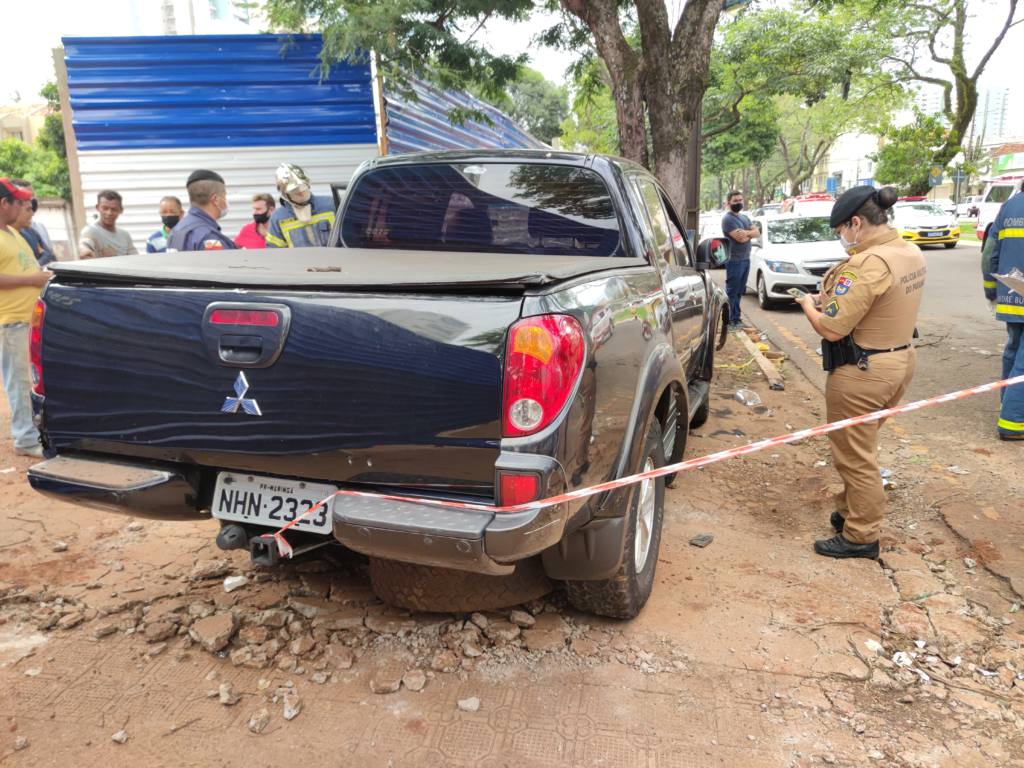 Camionete entra na contramão, bate em outro veículo e colide contra árvore