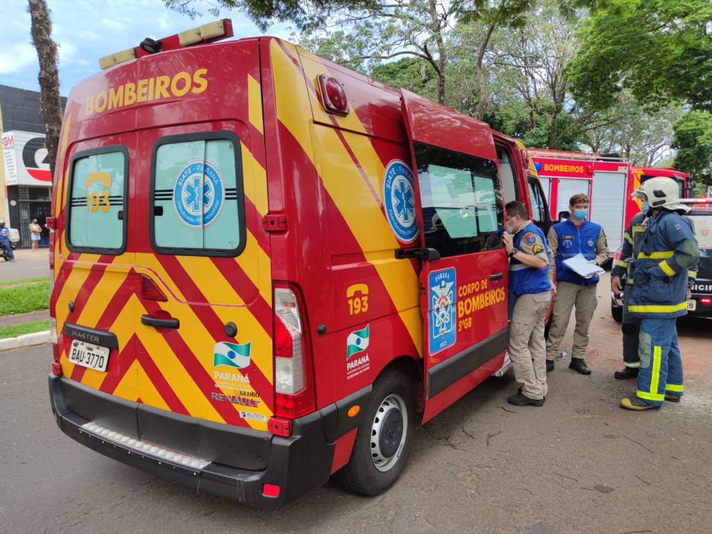 Camionete entra na contramão, bate em outro veículo e colide contra árvore