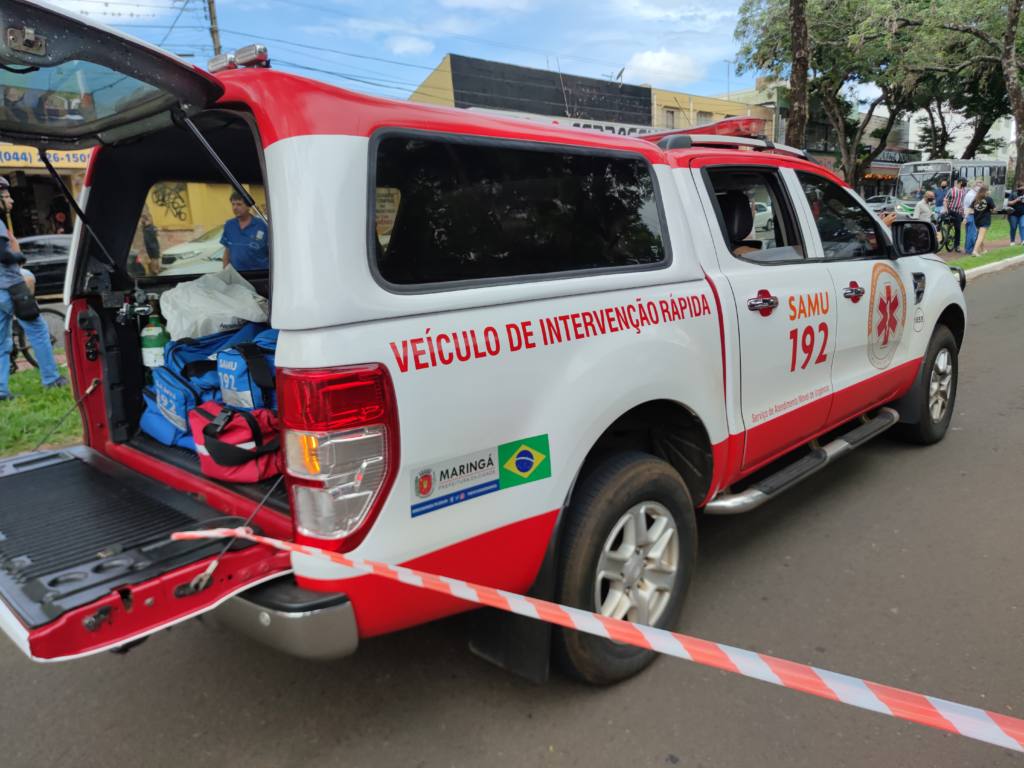 Camionete entra na contramão, bate em outro veículo e colide contra árvore