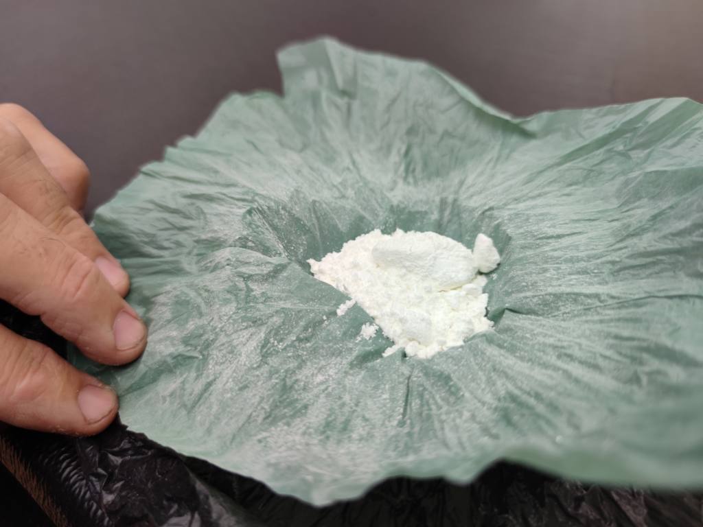 Camionete entra na contramão, bate em outro veículo e colide contra árvore