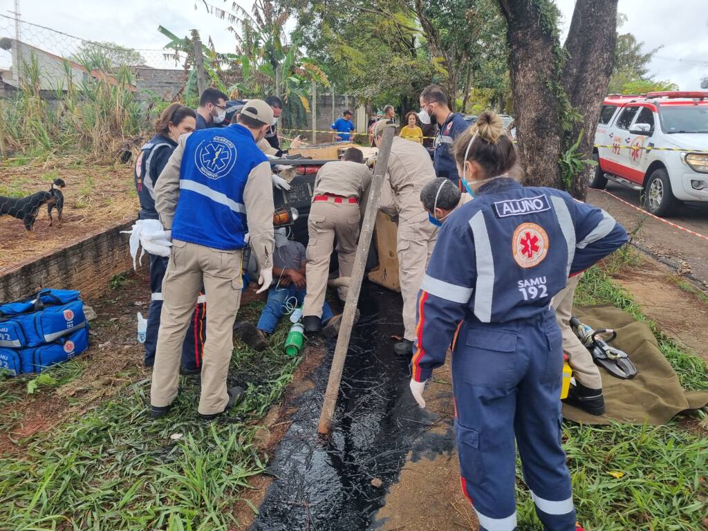 Empilhadeira tomba deixando homem ferido em Maringá