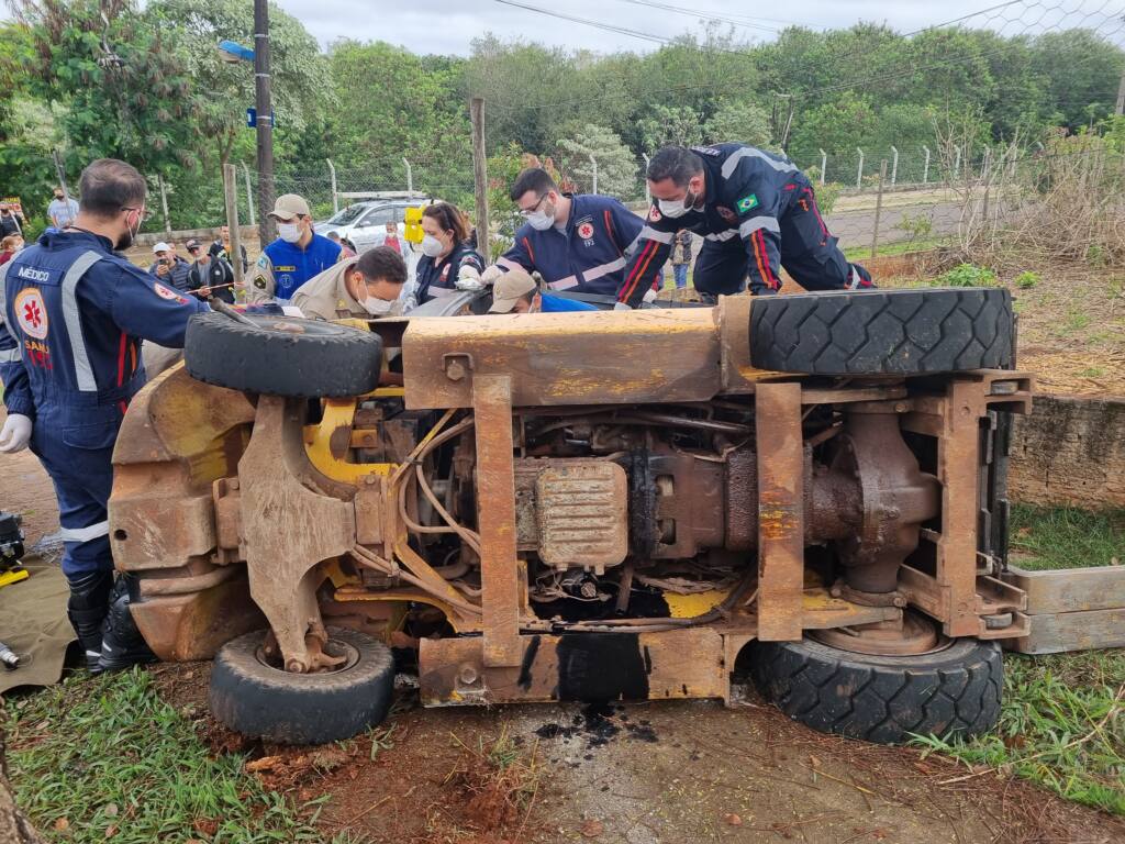 Empilhadeira tomba deixando homem ferido em Maringá