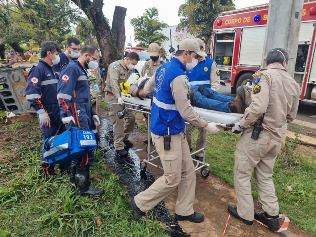 Empilhadeira tomba deixando homem ferido em Maringá