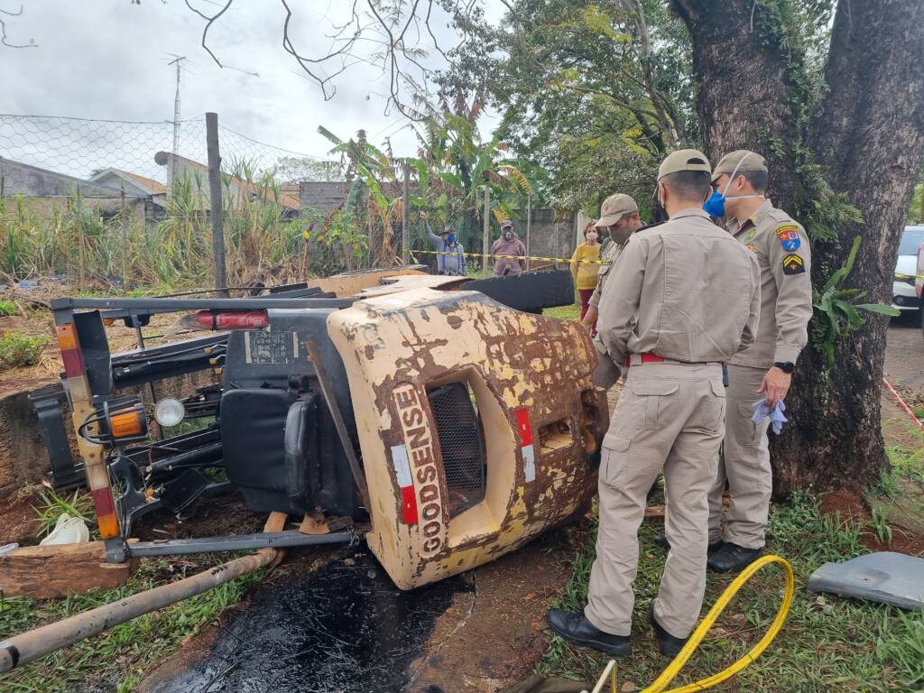 Empilhadeira tomba deixando homem ferido em Maringá