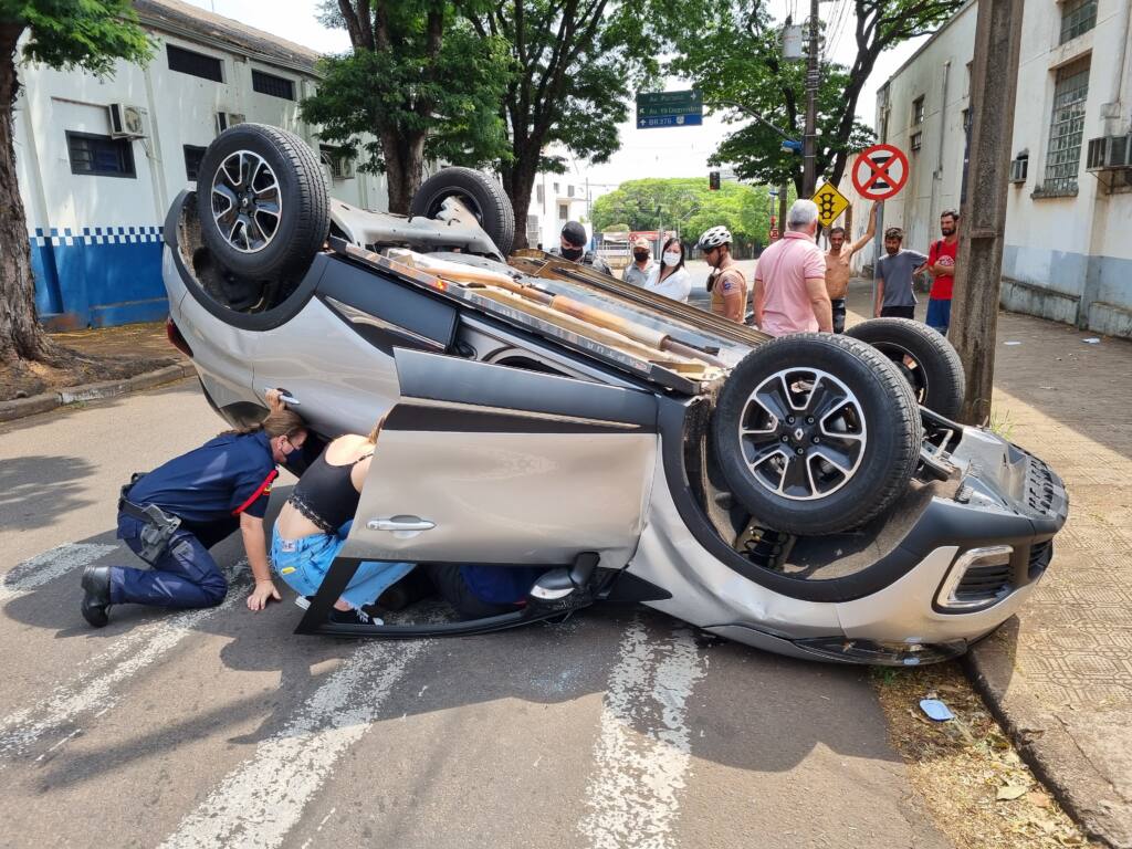 Batida entre dois automóveis deixa motorista ferido