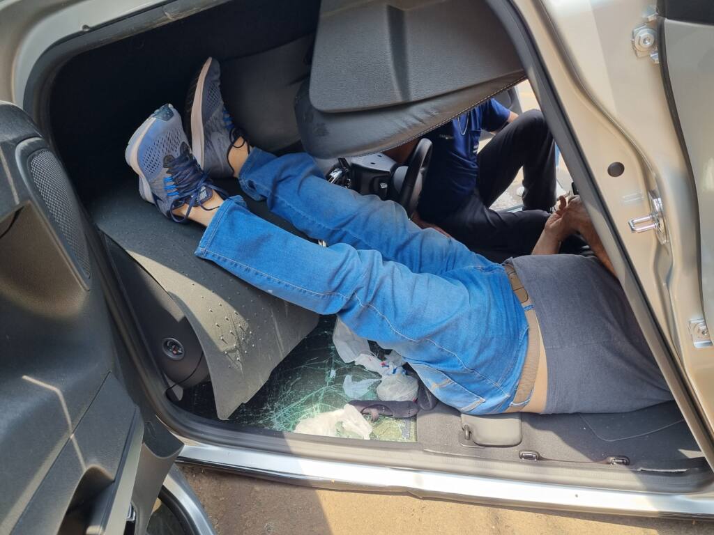 Batida entre dois automóveis deixa motorista ferido