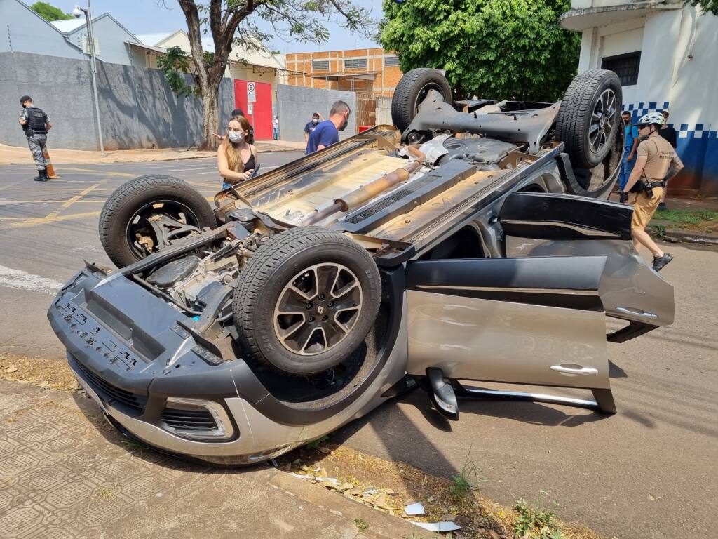 Batida entre dois automóveis deixa motorista ferido