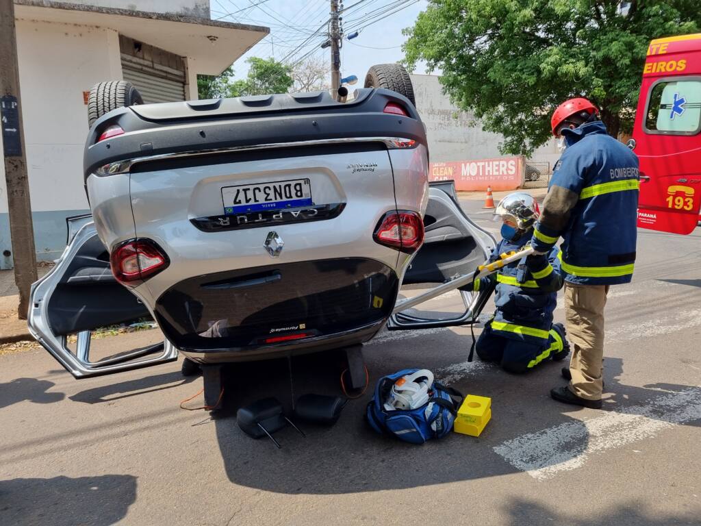 Batida entre dois automóveis deixa motorista ferido
