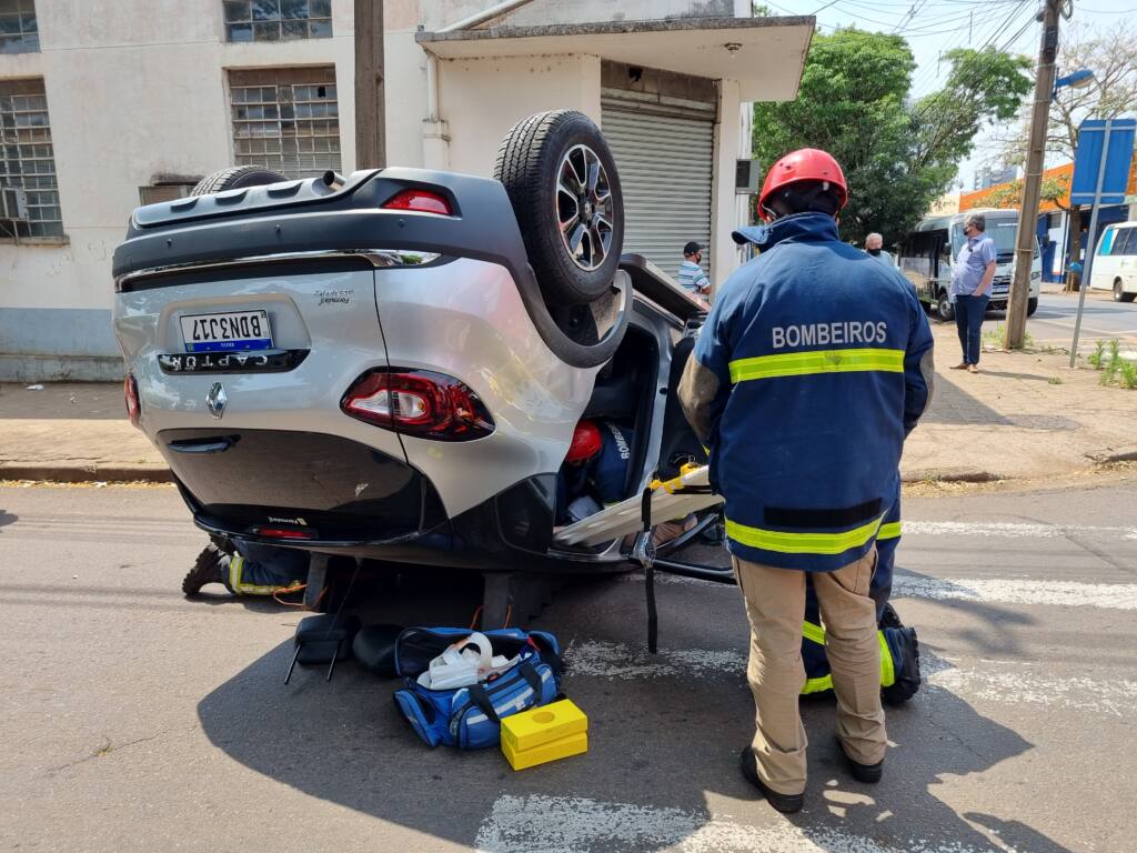 Batida entre dois automóveis deixa motorista ferido