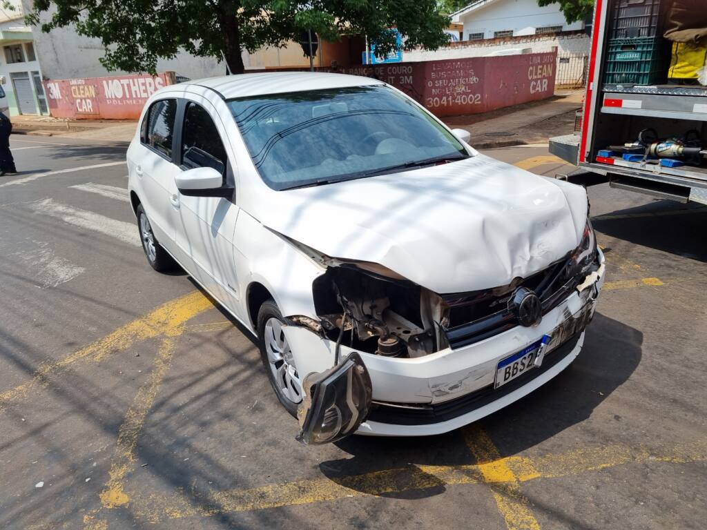 Batida entre dois automóveis deixa motorista ferido