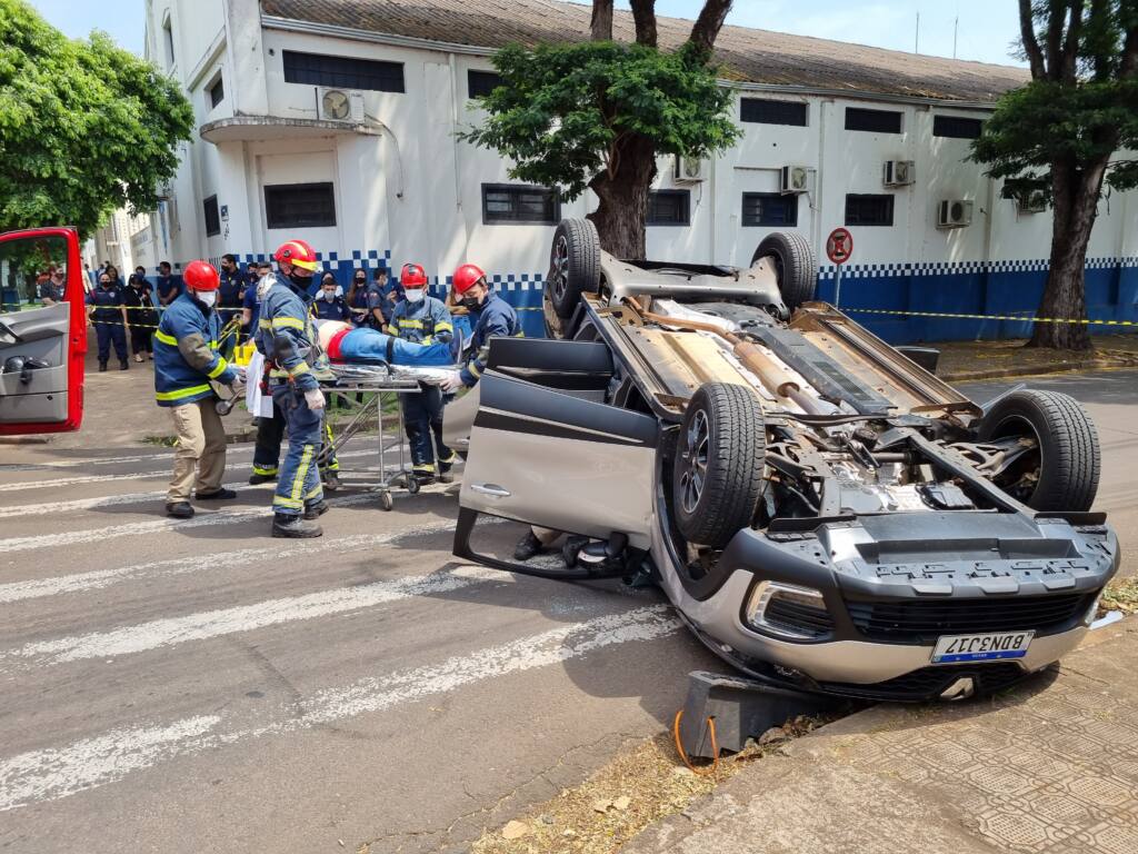Batida entre dois automóveis deixa motorista ferido