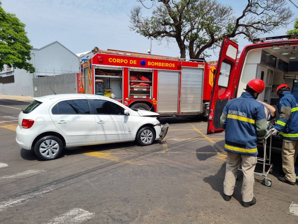 Batida entre dois automóveis deixa motorista ferido