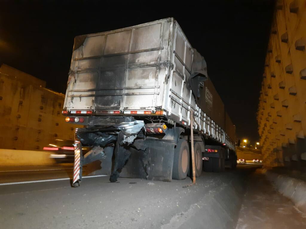 Carro pega fogo após bater na traseira de carreta no Contorno Norte em Maringá