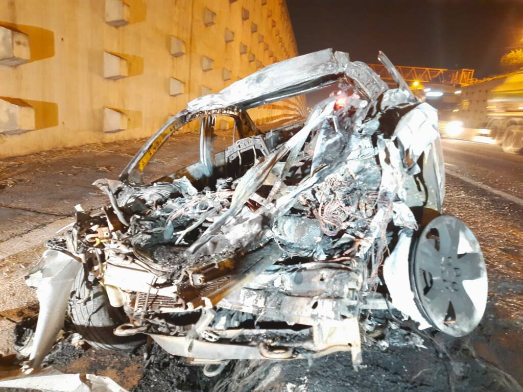 Carro pega fogo após bater na traseira de carreta no Contorno Norte em Maringá